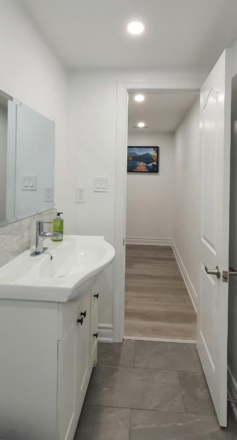 A Home Away Toronto Ngoại thất bức ảnh
