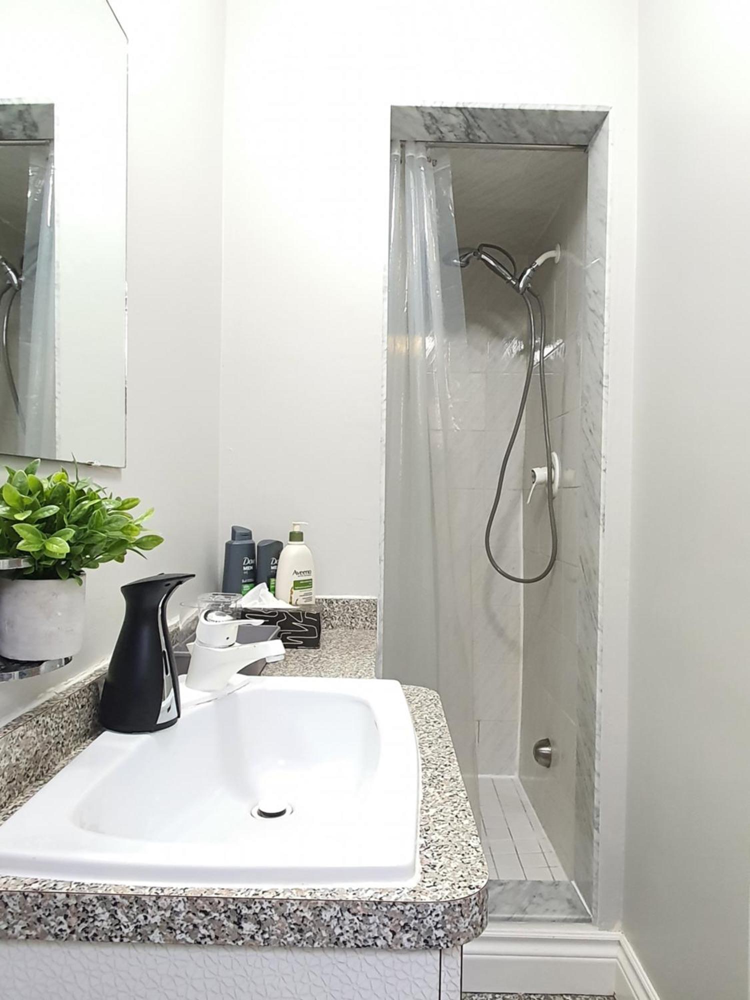 A Home Away Toronto Ngoại thất bức ảnh